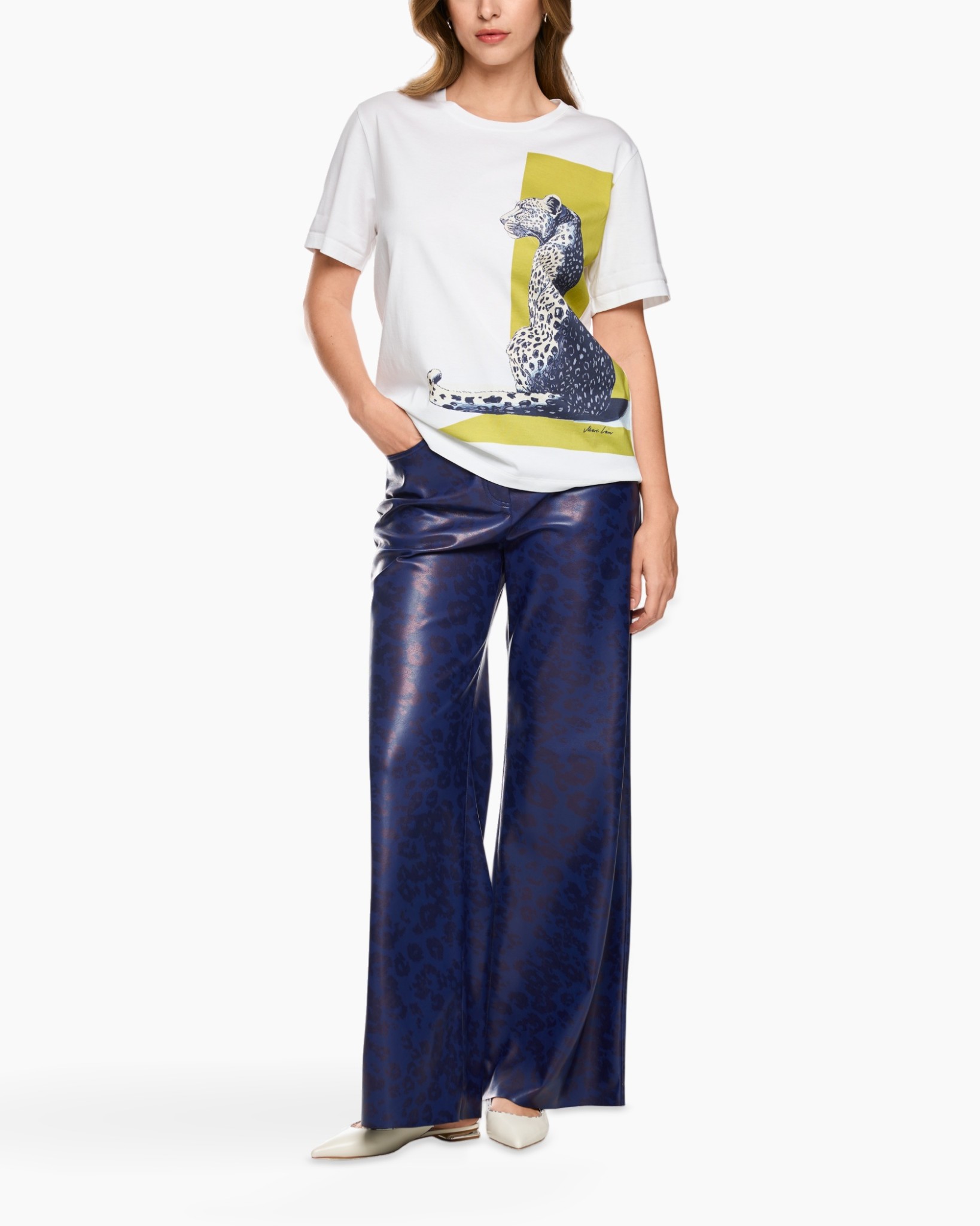 t-shirt, grafische print, korte mouwen, wit, leeuw tapaard patroon, donkerblauw wijde broek