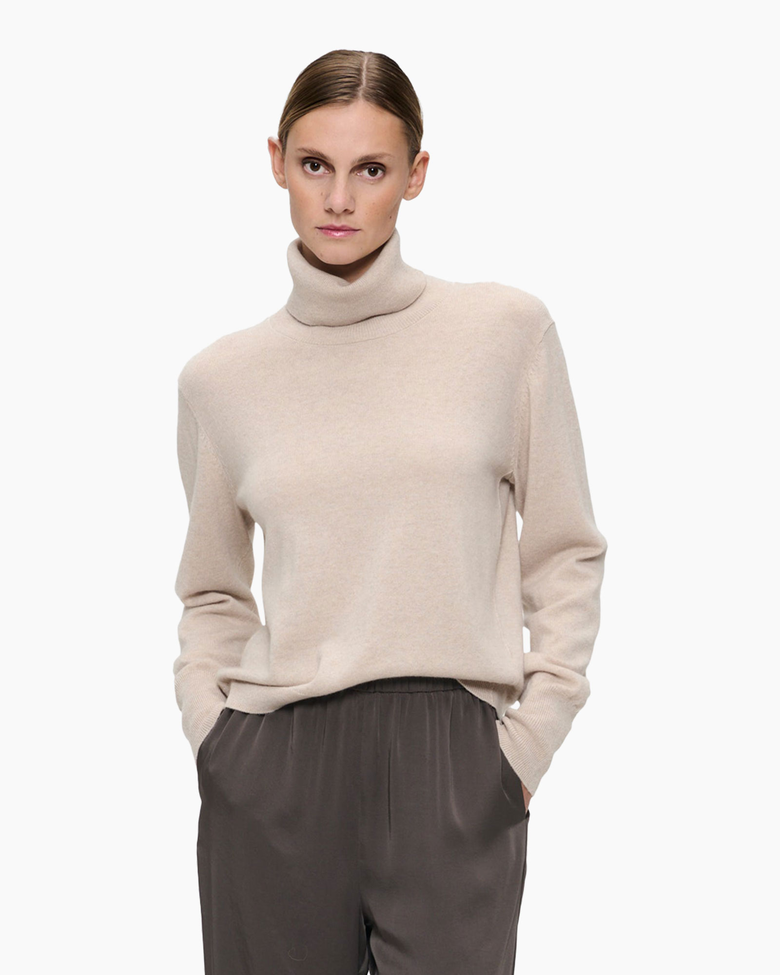 rolkraag, beige trui, breiwerk, lange mouwen, pullover
