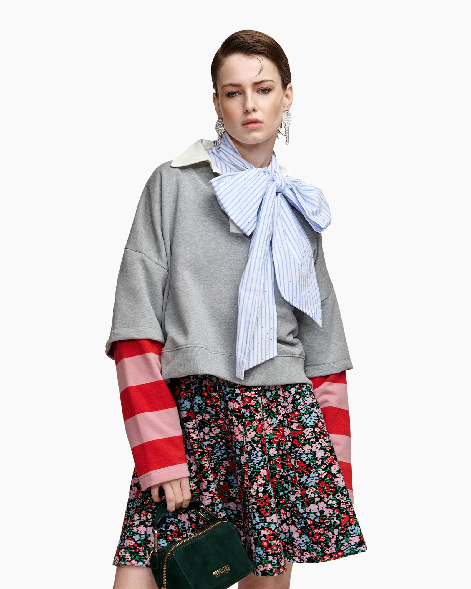 grijze sweater,  oversized,  gestreepte sjaal,  bloemige rok,  rode gestreepte mouwen
