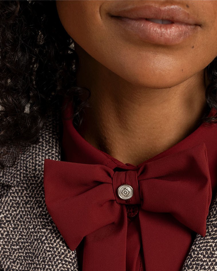 strik, rood, blouse, metaalknop, kraagdetail
