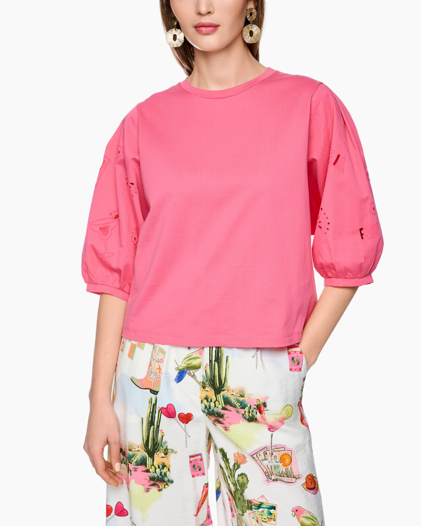 roze top, pofmouwen, ronde hals, kledingstuk zonder patroon, eenzelfde kleur