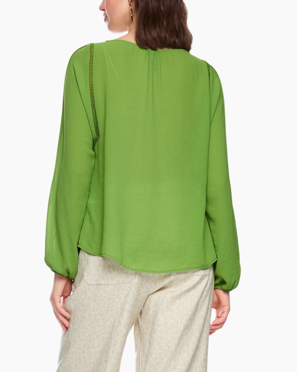 groene top, blouse, driekwart mouwen, versierde naad, losse pasvorm