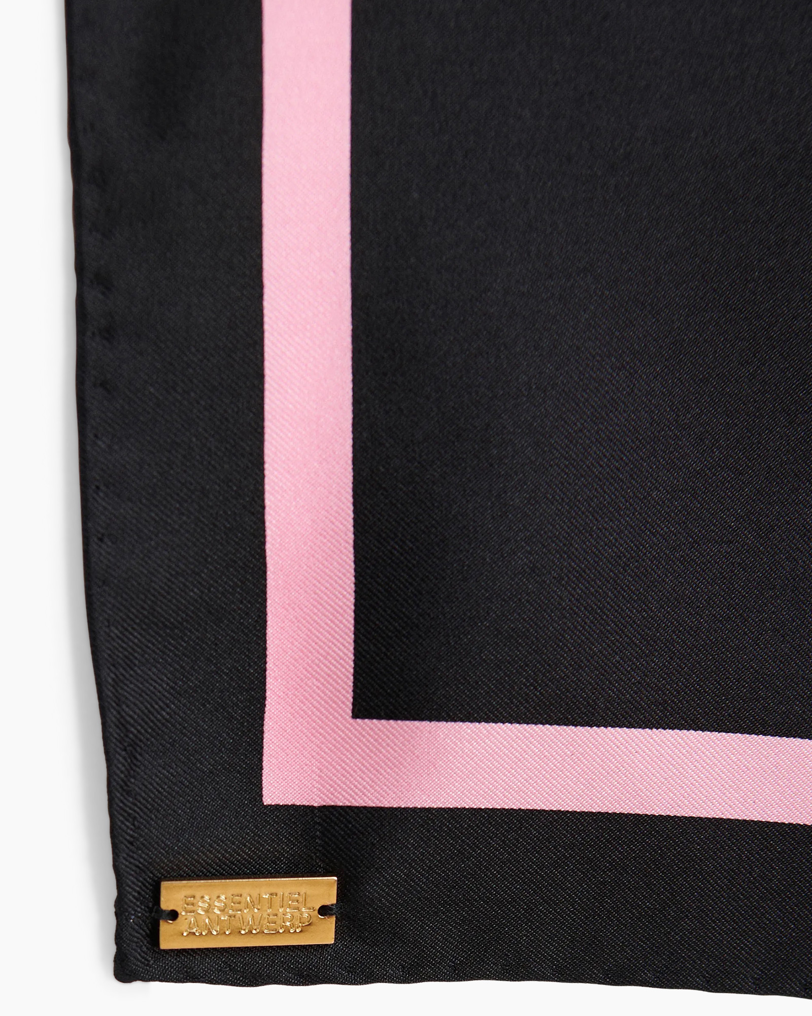 zachte, sjaal, roze rand, zwart materiaal, gouden label