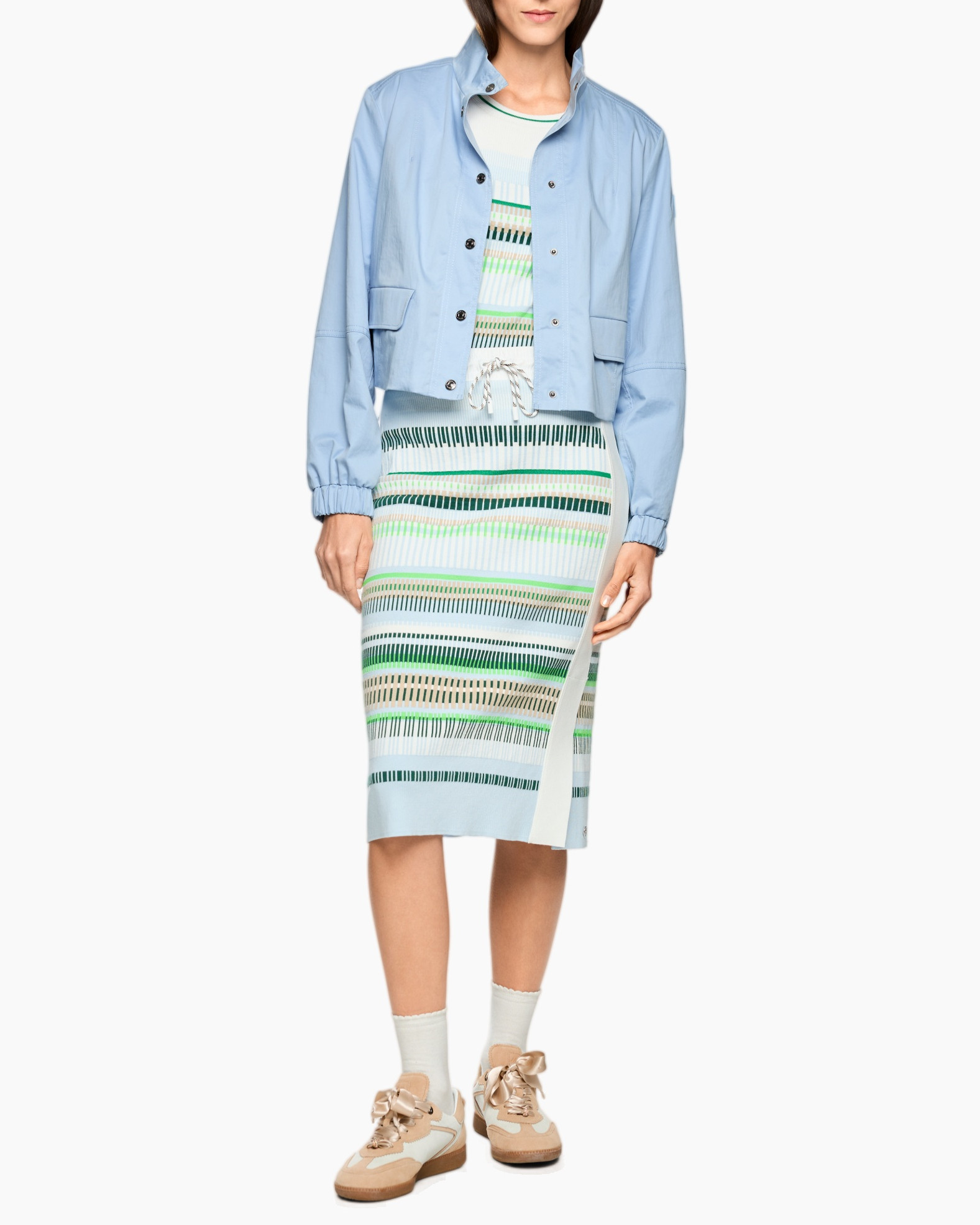 lichtblauwe jas, korte jas, getailleerde gebreide rok, gestreept patroon, pastelkleuren