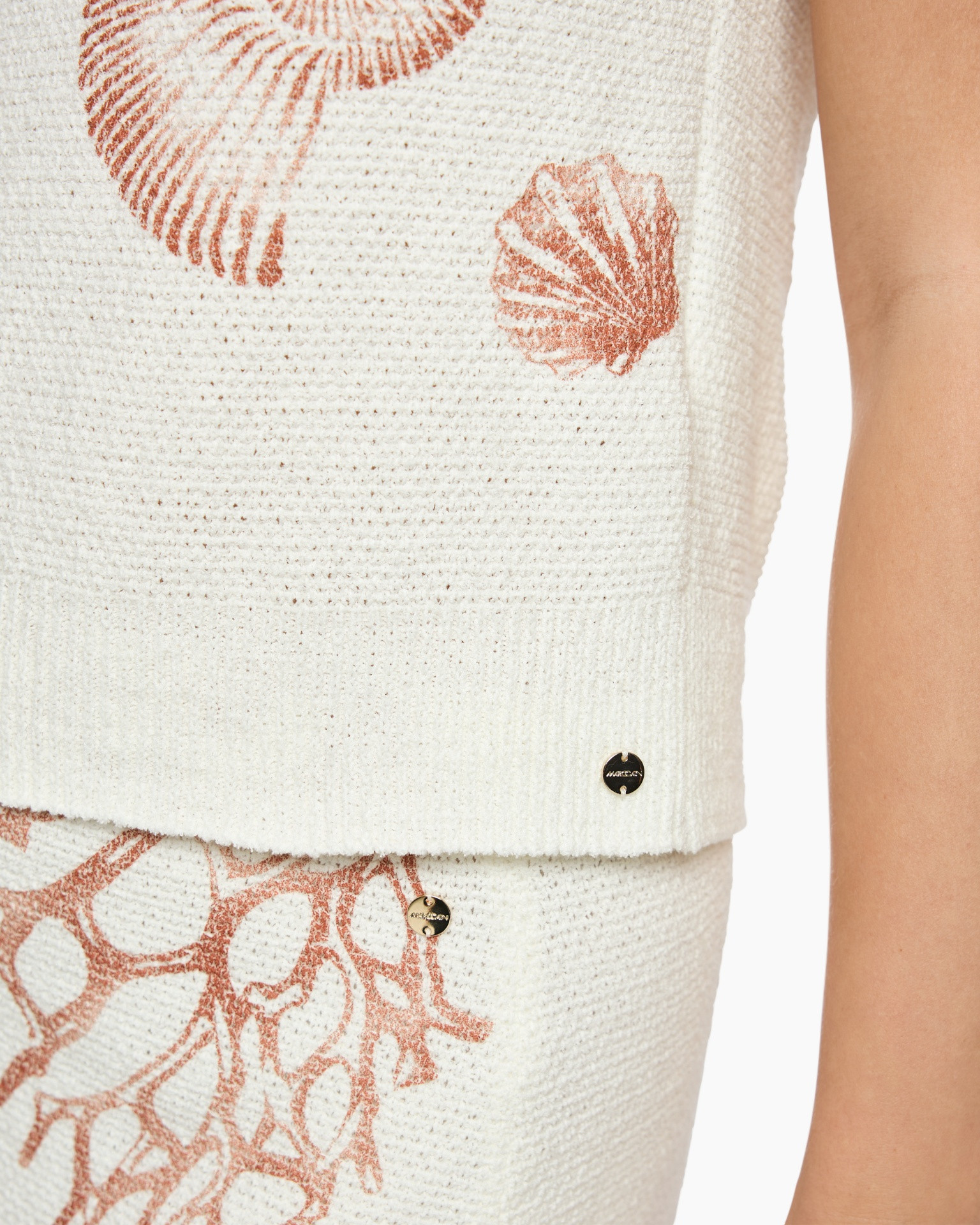 breisel pullover, beige, schel patroon, korte lengte, metaaldisk label