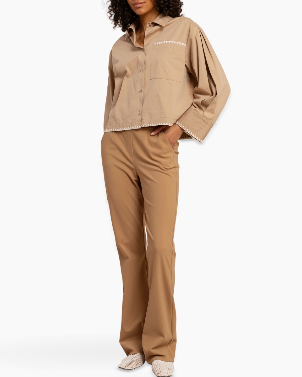 knopen-down, beige overhemd, lange mouwen, stiksteek rand, zak detail