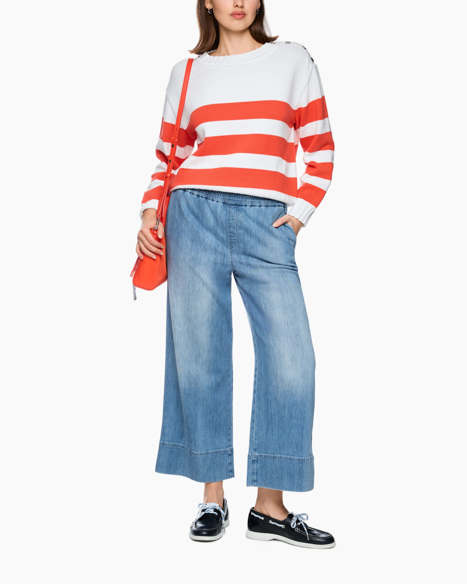 gebreide trui met strepen, oranje strepen, crewnek, wijdere broekspijpen van spijker, schoudertas