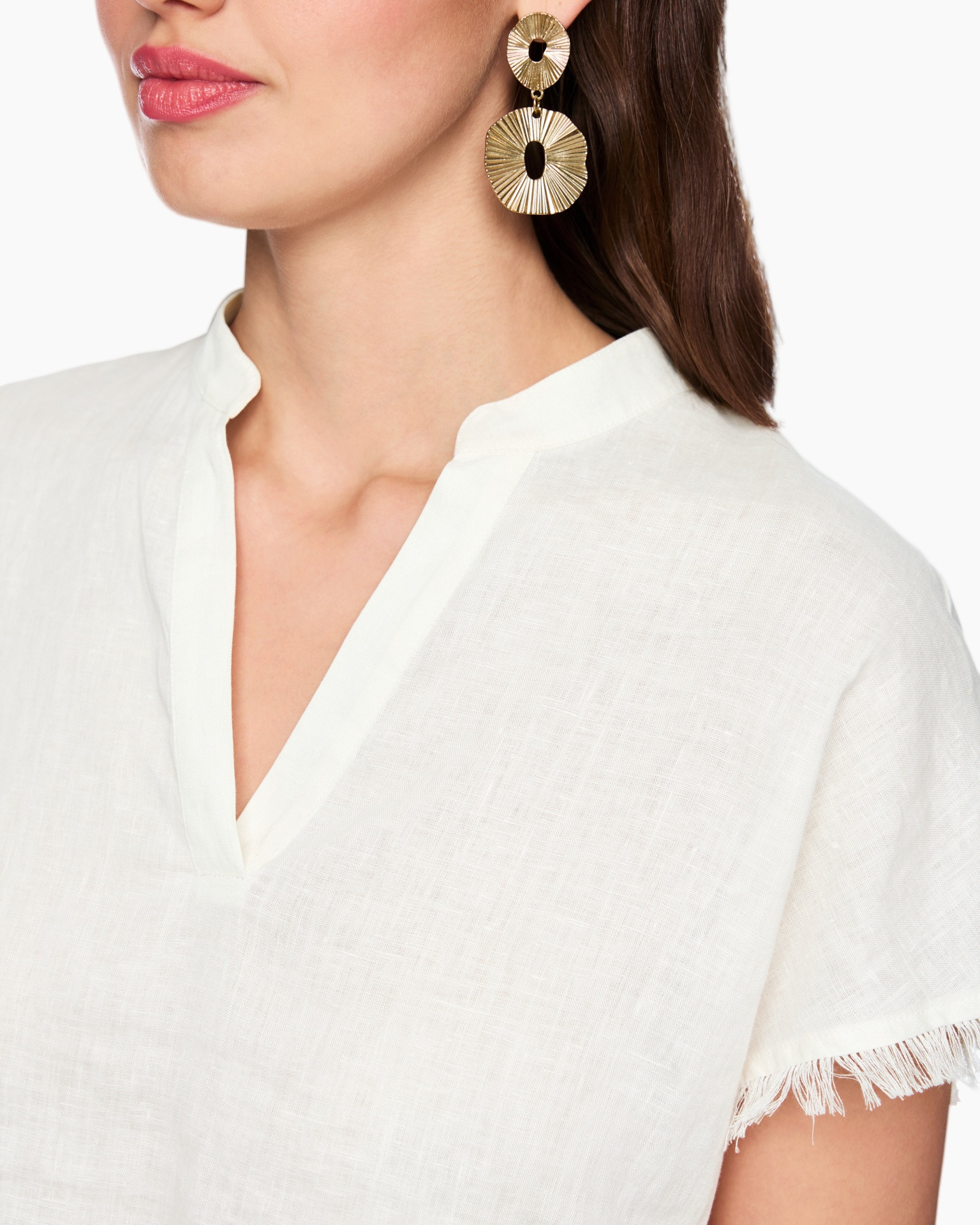 witte blouse, linnen stof, korte mouw, v-hals, hangers oorbellen