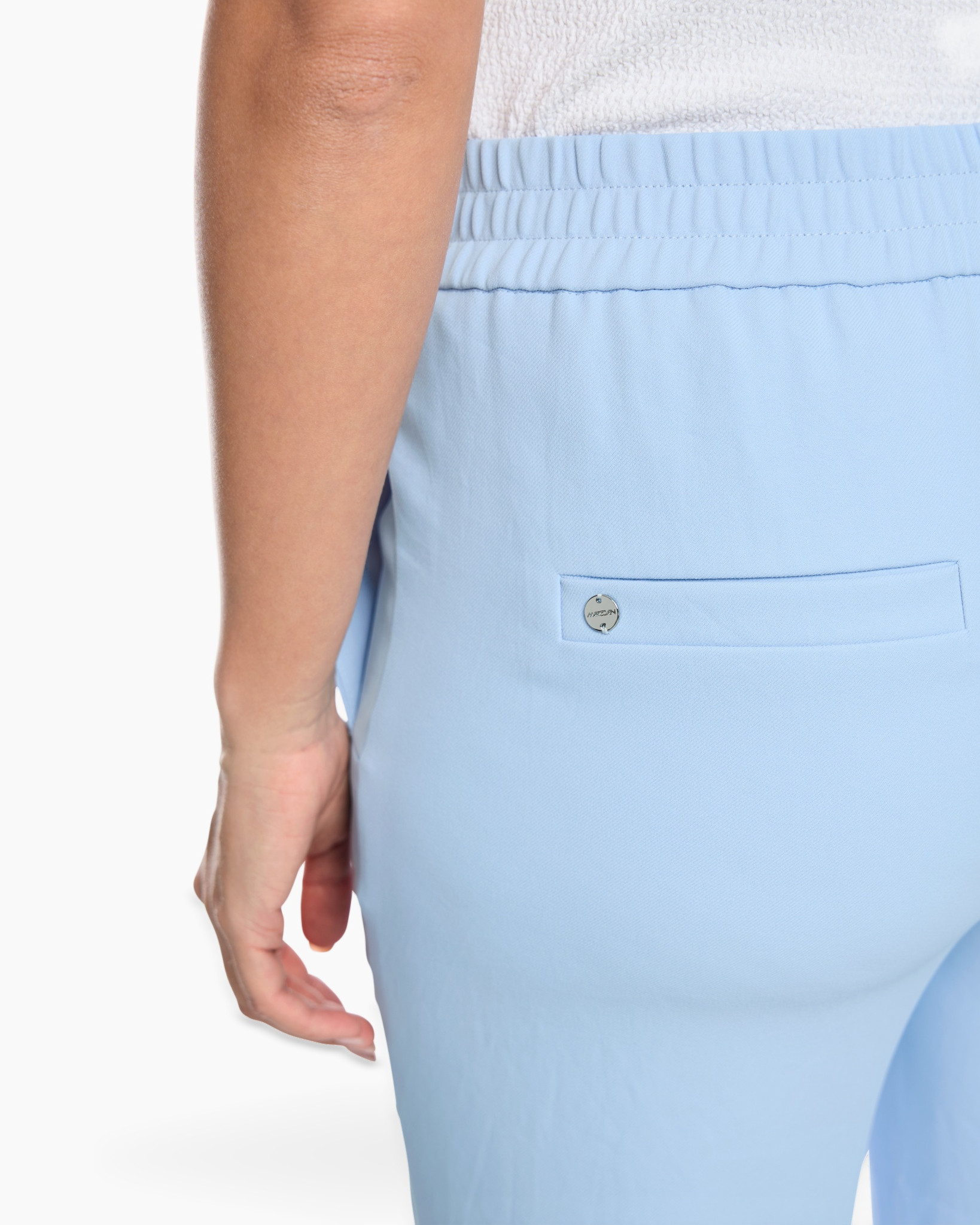 lichtblauwe broek, rugzakzak, elastische tailleband, casual broeken, knop met logo