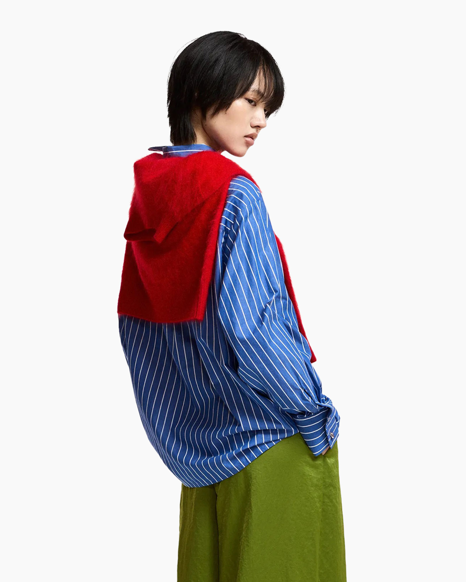 blauw gestreepte shirt, lange mouwen, rode sjaal, groene broek, casual outfit