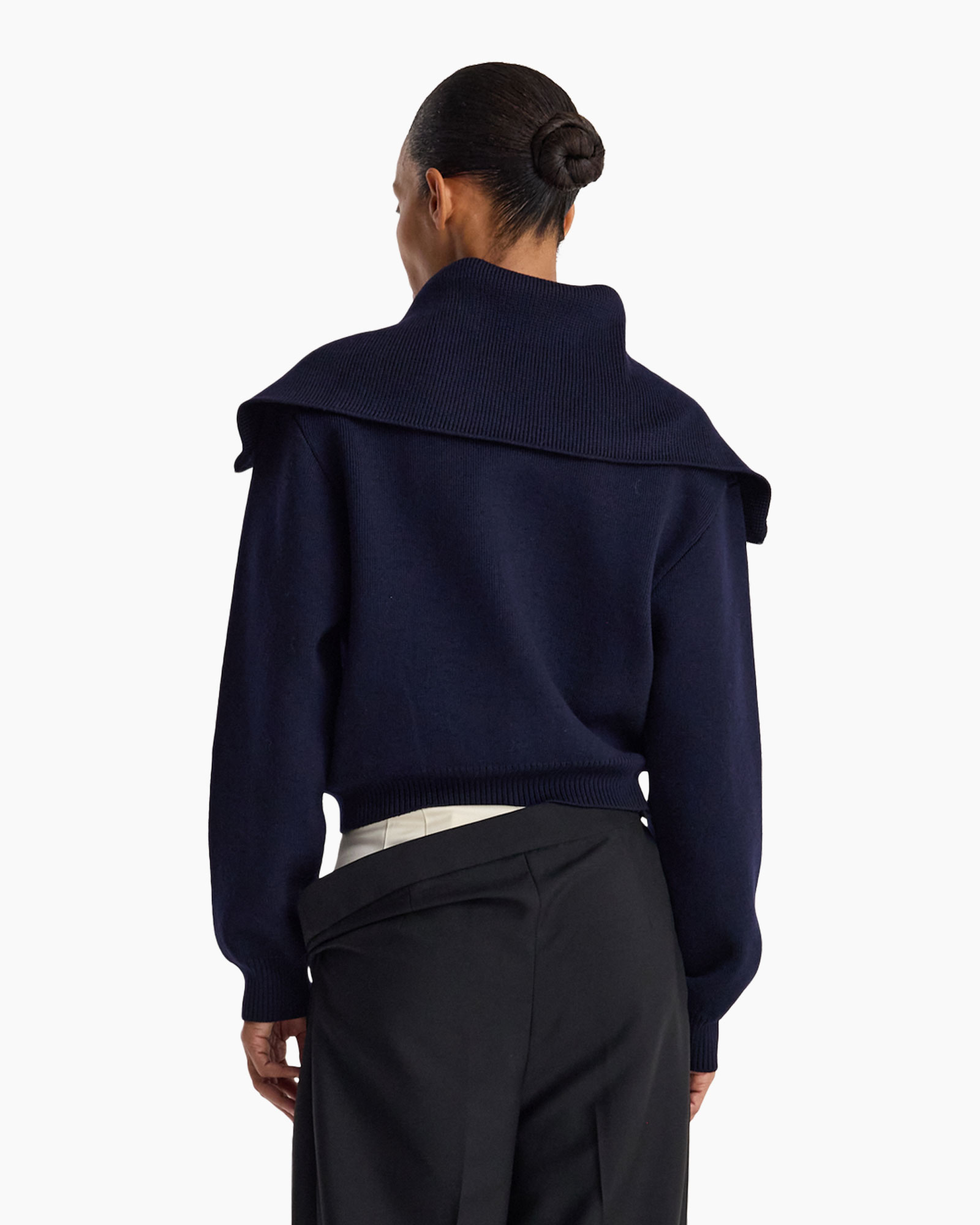 marineblauw vest, turtleneck/oversized collar, gebreide trui, lange mouwen, achterkant