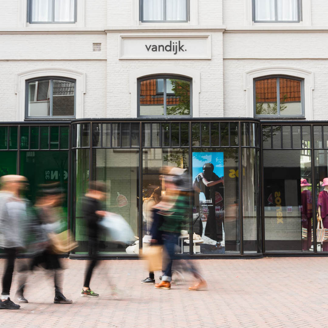 voordeurwinkel, glazen gevel, voetgangersstraat, detail winkeluitstalling, sig­na­ge