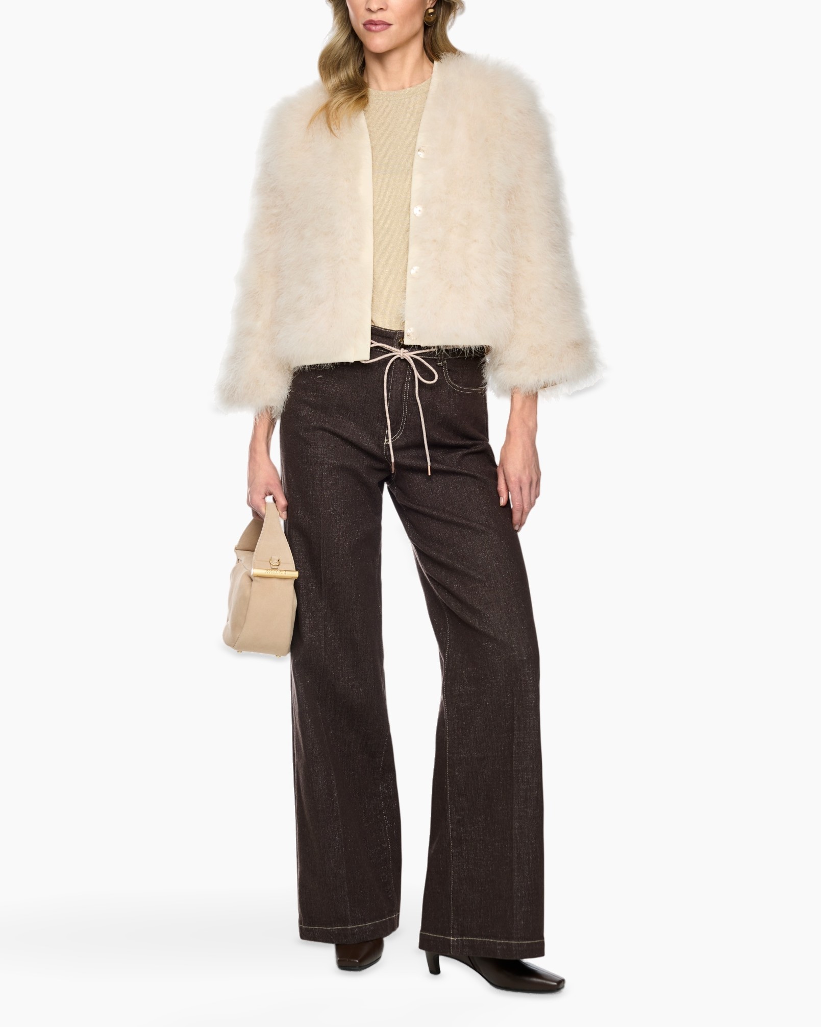 jasadorvest, crème jas, wijd uitlopend broek, beige top, handtas