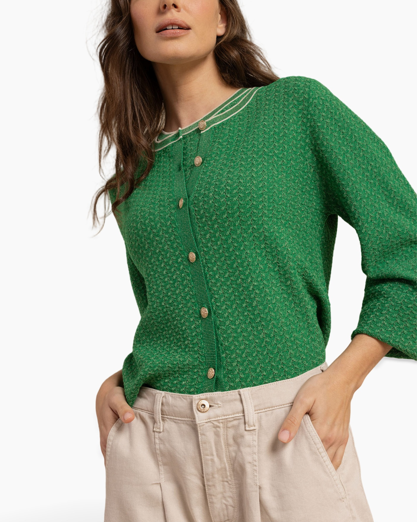 groene cardigan, knopjes cardigan, driekwart mouwen, brei top, beige broek