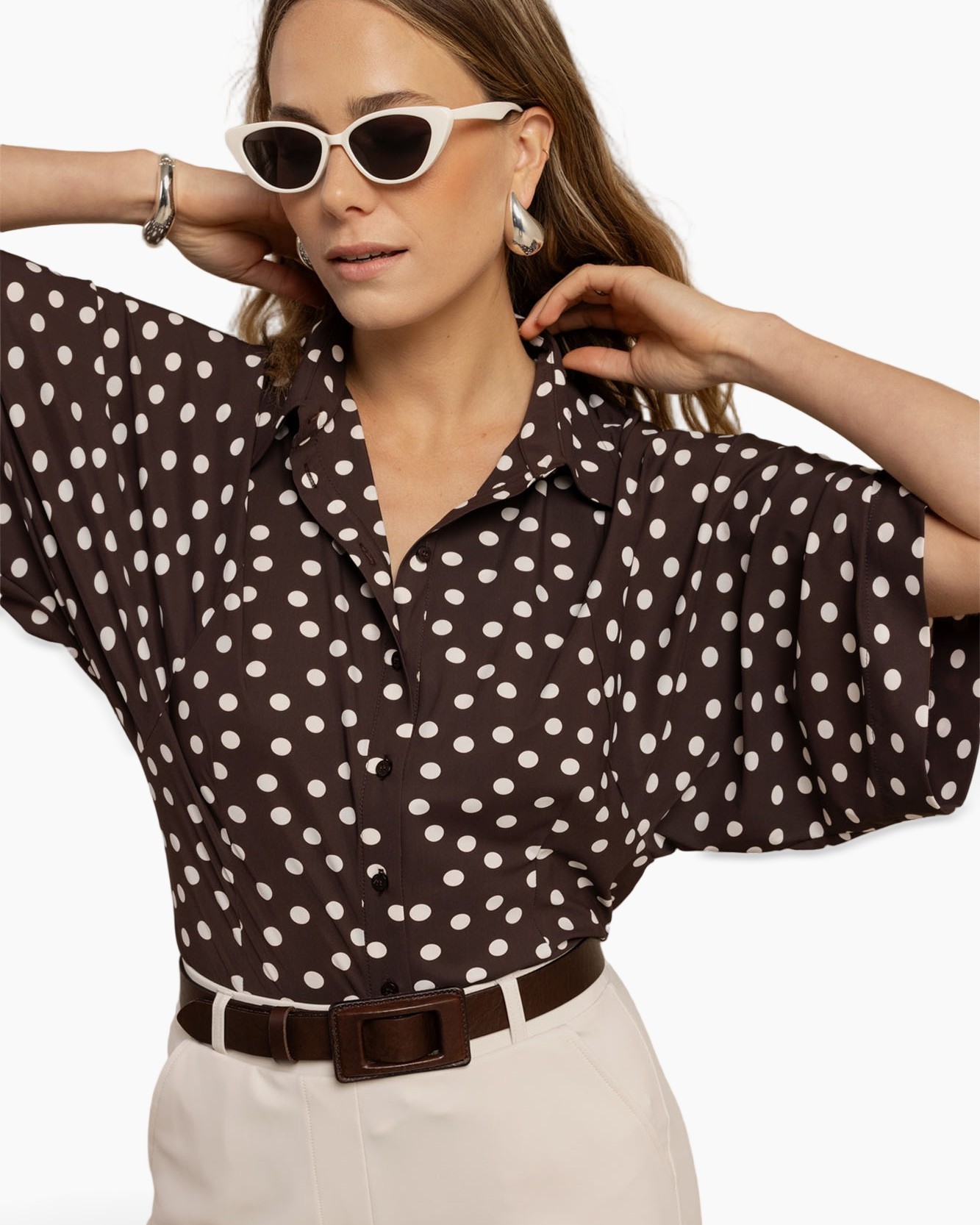 polkadot overhemd, bruine blouse, knopen shirt, korte mouwen, witte stippen