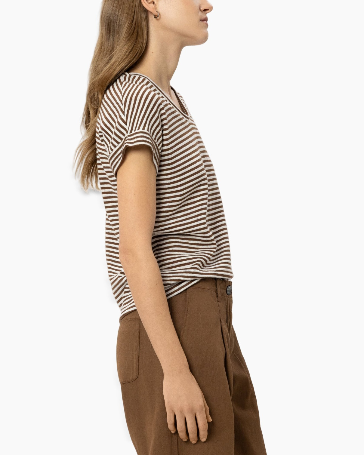 striped top, brown stripes, short sleeves, crew neck, t-shirt