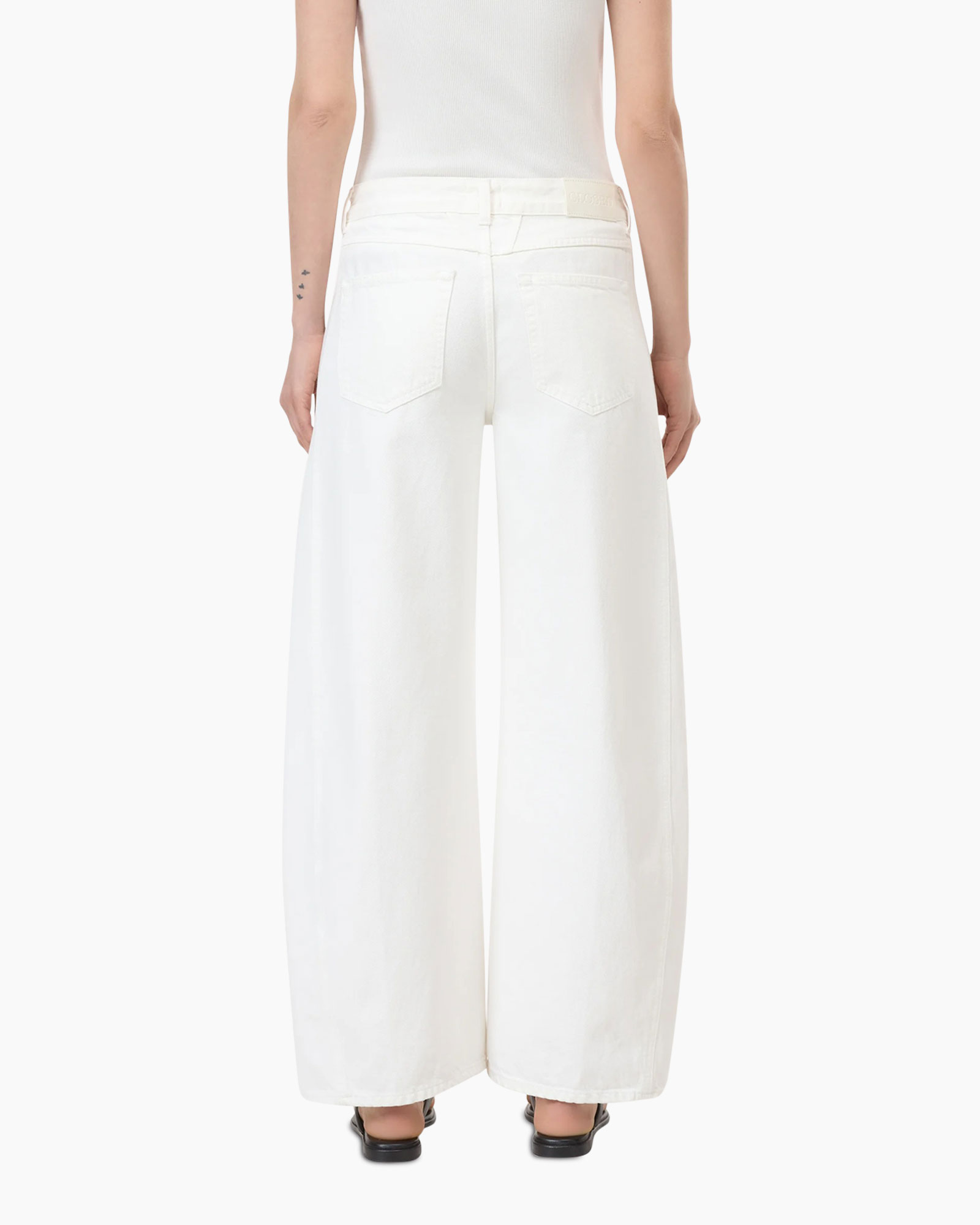 broek met wijde pijp, witte broek, groot model, casual outfit, slippers