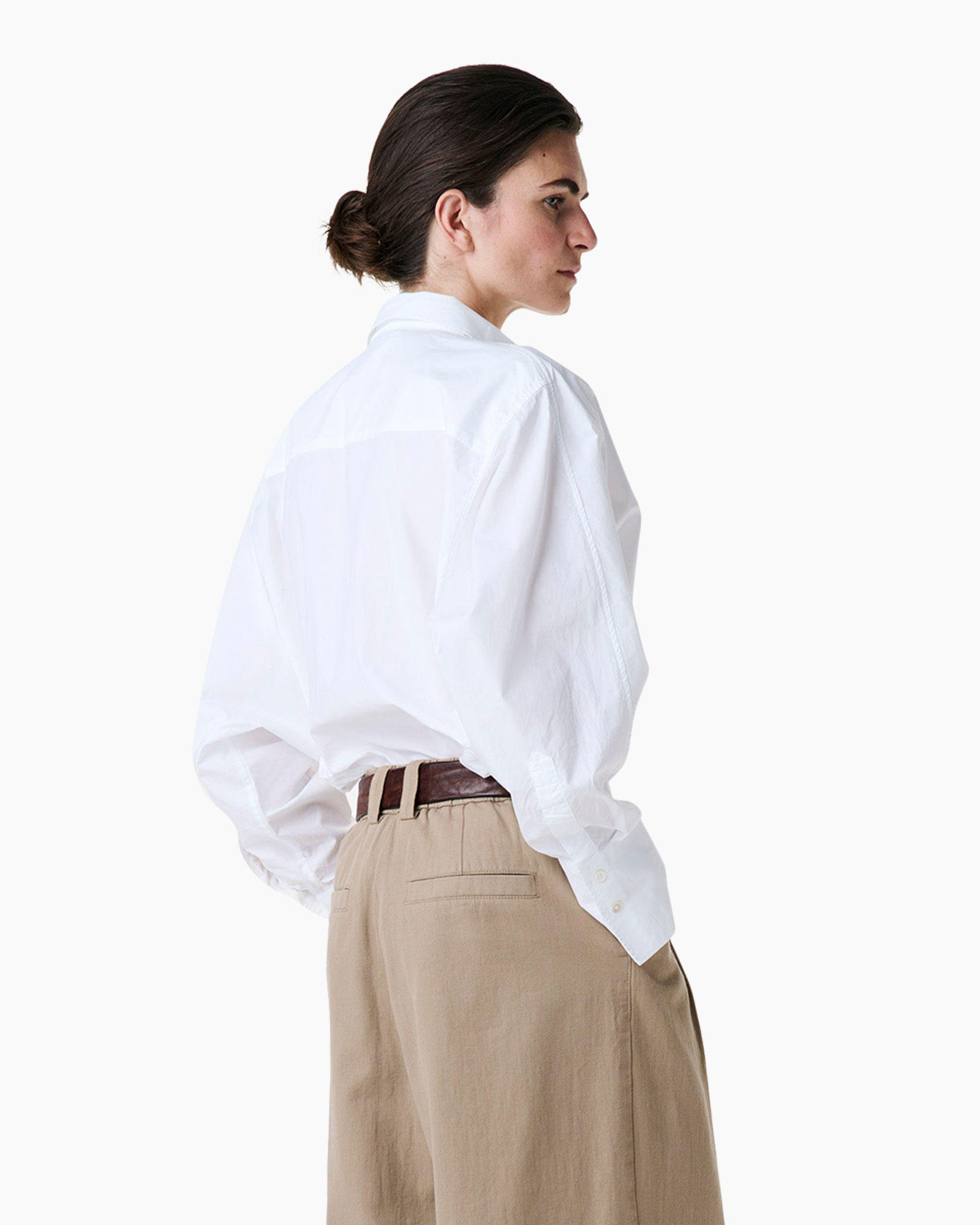 wit overhemd, knopenhemd, zakkenhemd, khaki broek, riem