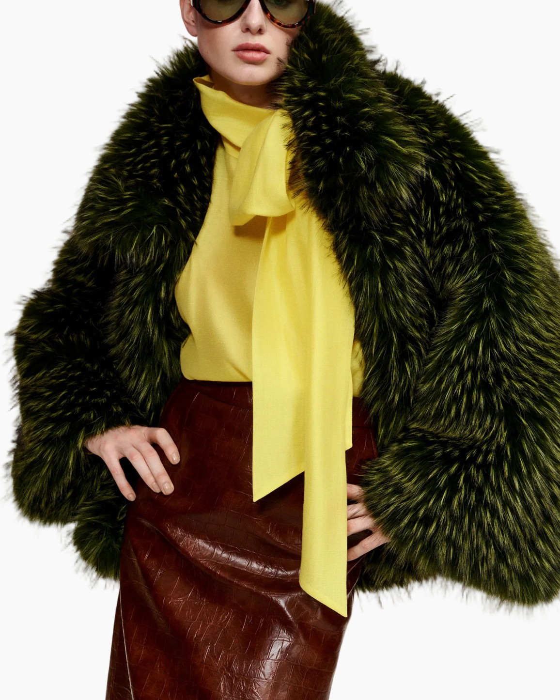 vacht jas, groene vacht, oversized jas, gele sjaal, bruin rokje
