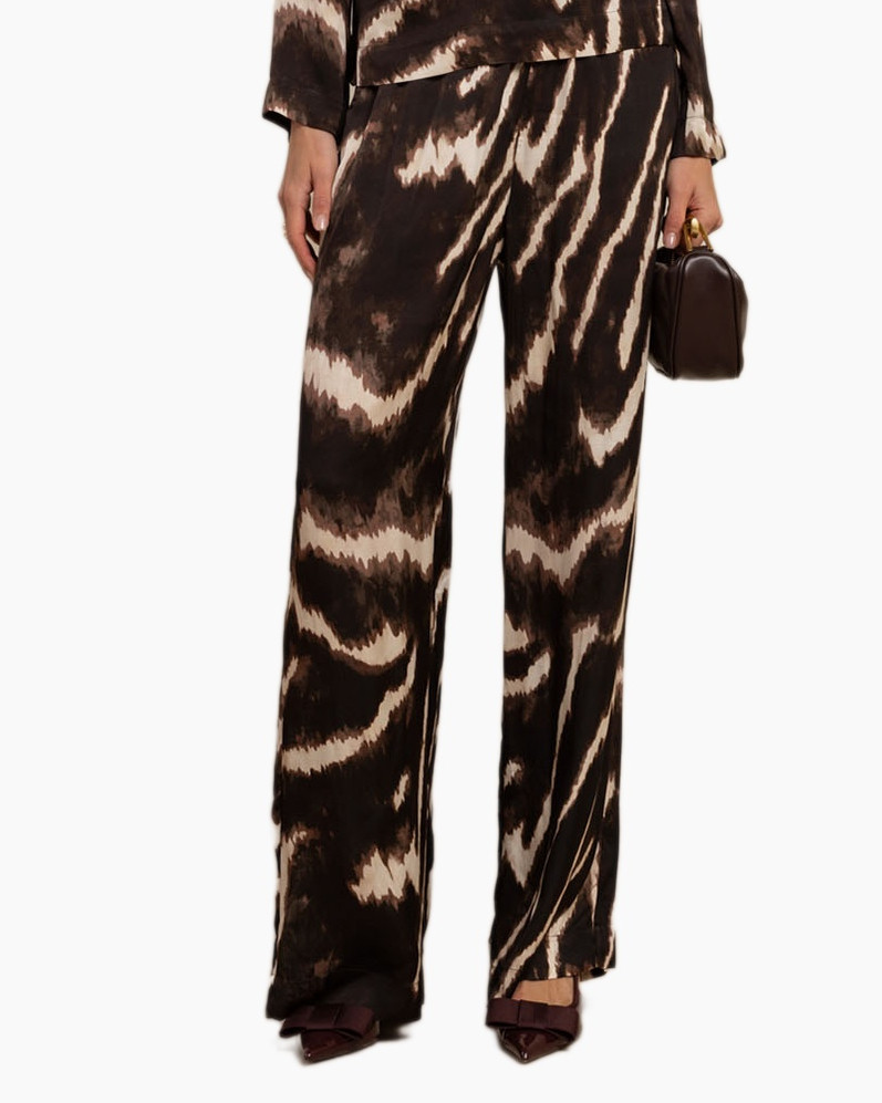 Broeken, Persoon, Formele kleding, Kostuum, Handtas