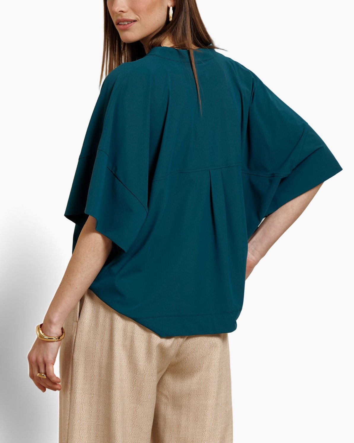 teal blouse, mouwen wijd top, henley placket, losvallende pasvorm, beige broek
