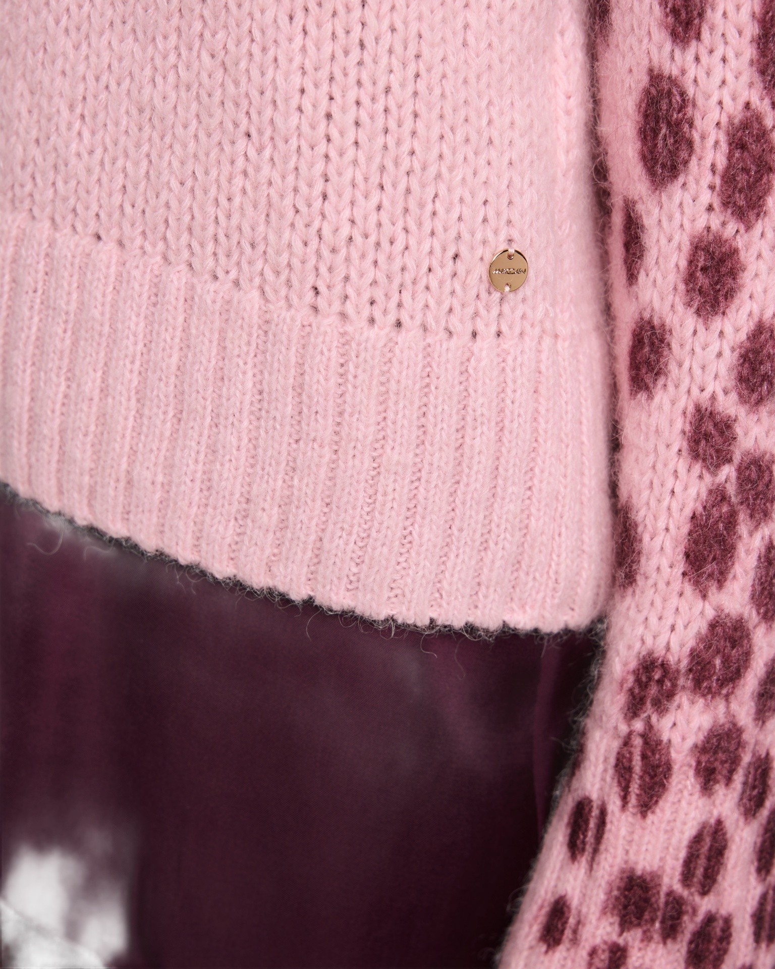 roze trui, breiwerk, ribbing rand, gouden knop, leopard patroon detail