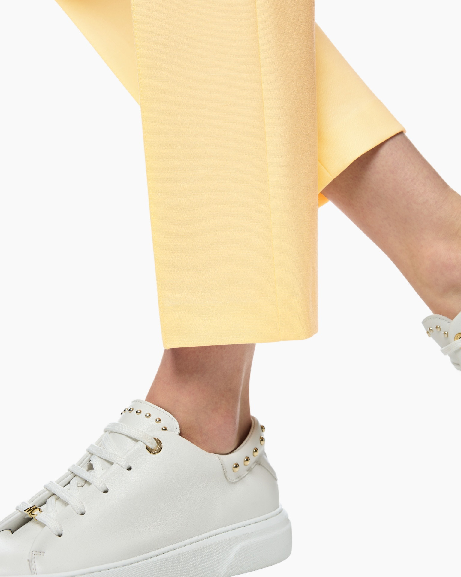 geel broek, enkellaarzen?