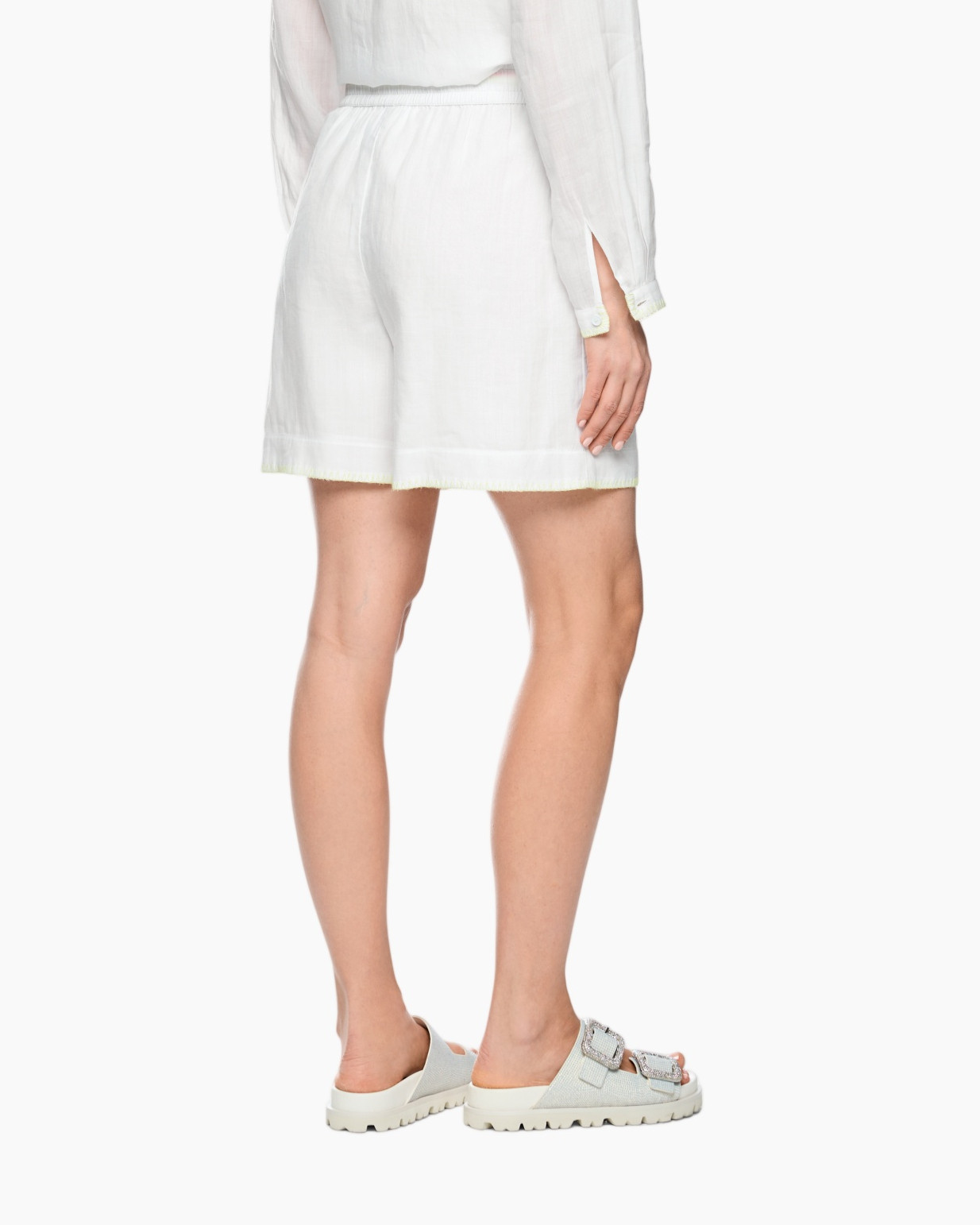 shorts, linen, wit, trekkoord, sandaaltjes