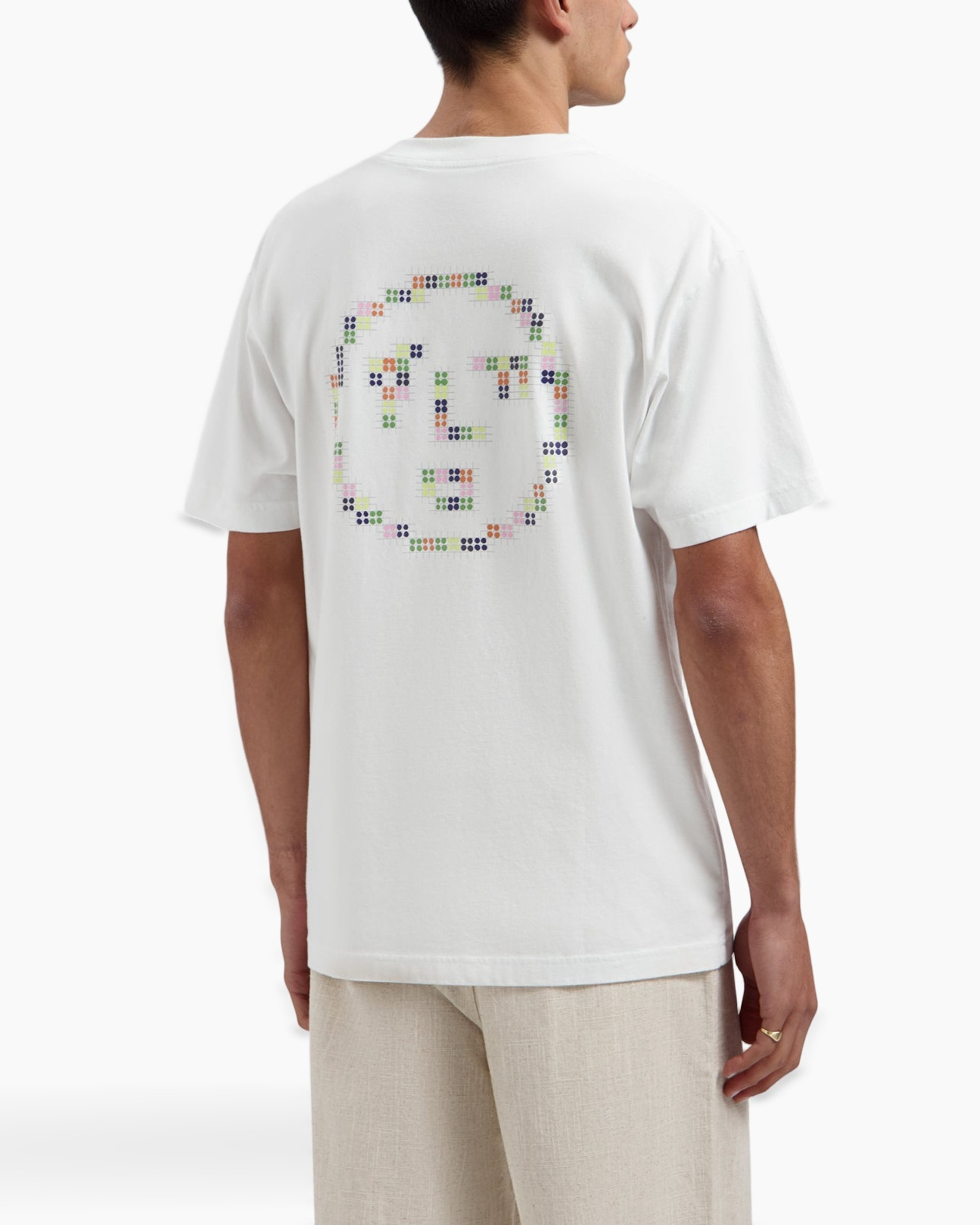 t-shirt, white, short sleeves, round neck, minimal logo