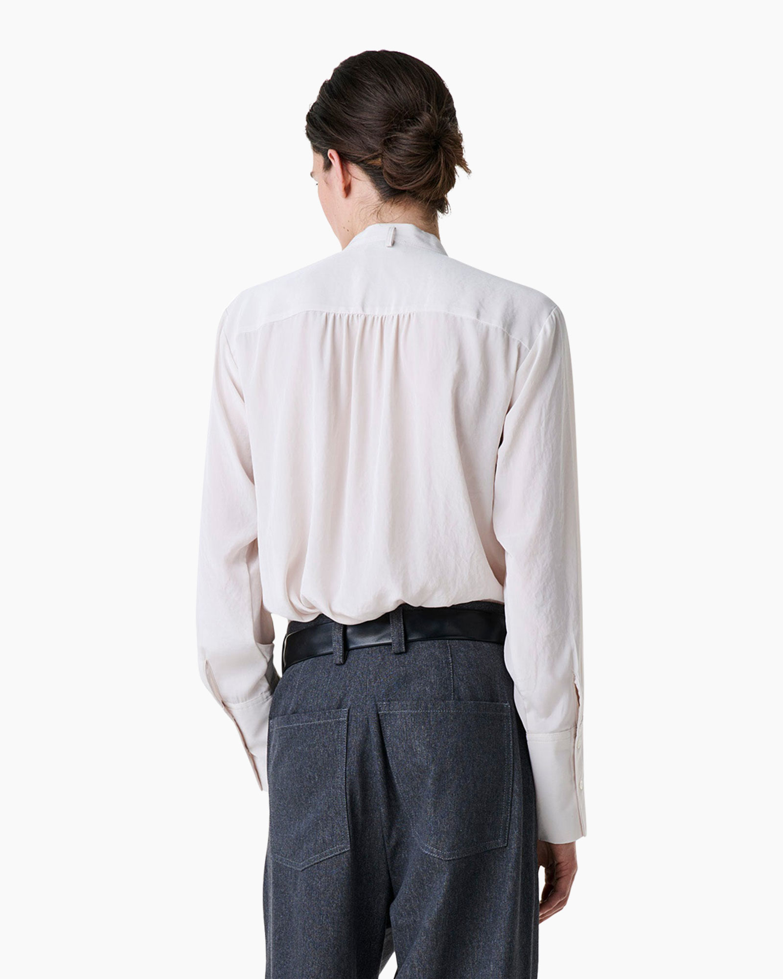 blouse, witte blouse, lange mouwen, vlechtknoop/strik??, donkere broek