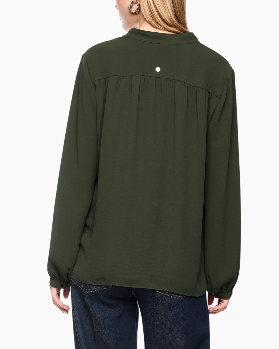 groene blouse, V-hals, lange mouwen, zachte stof, tote tas