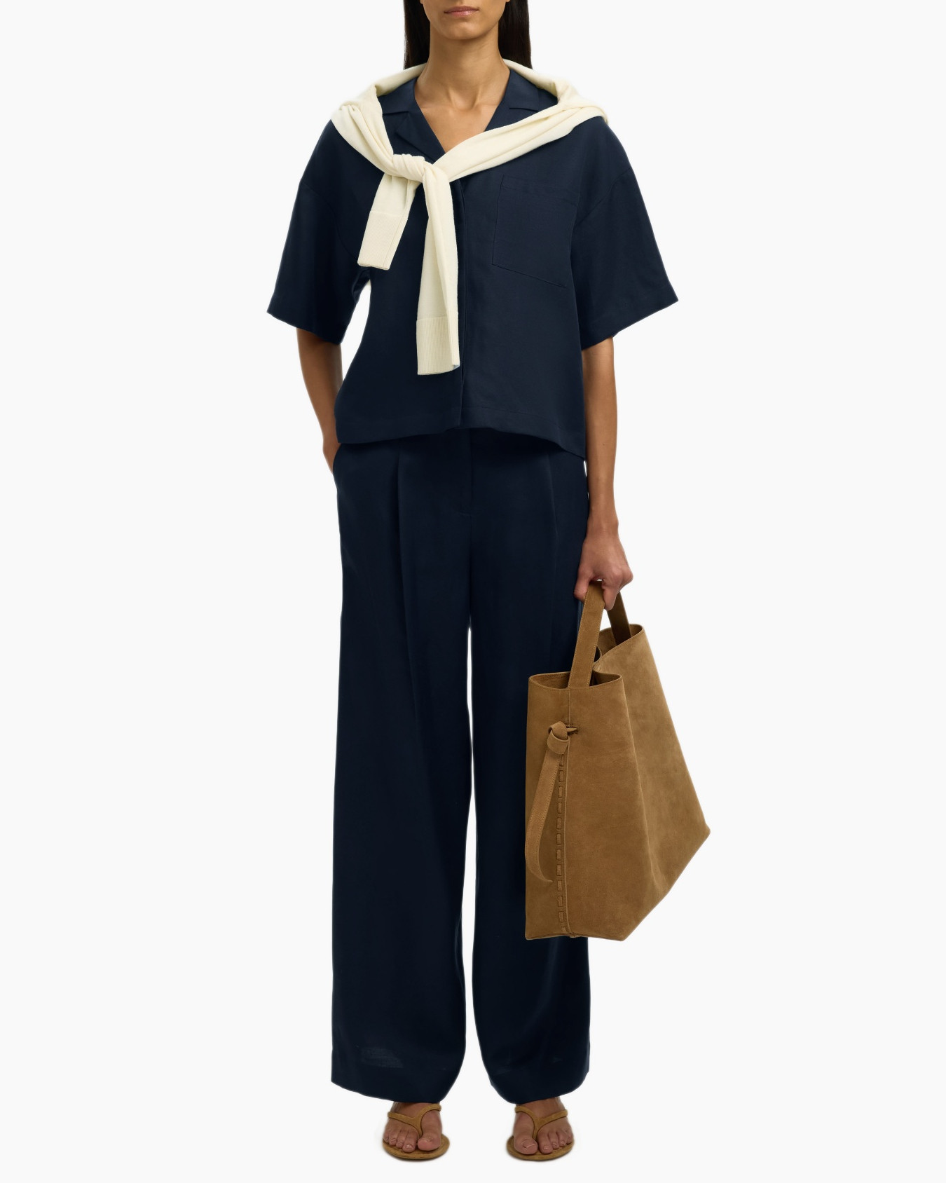 nora top, losse pasvorm, korte mouwen, navy broek, tote tas