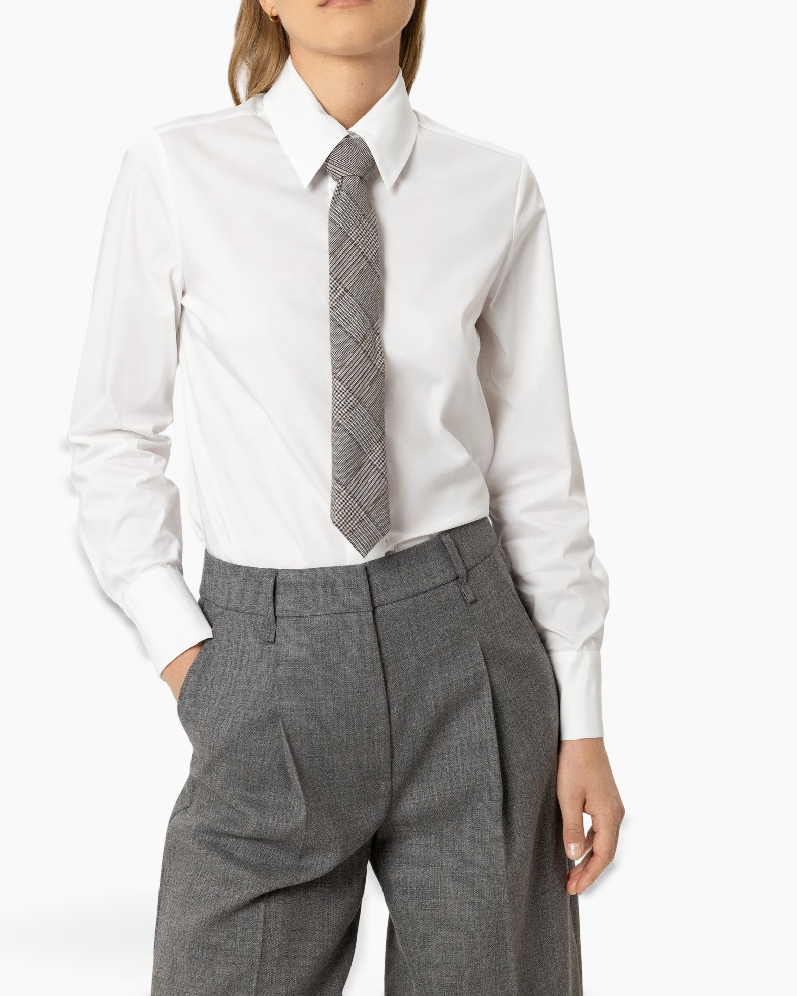 wit overhemd, knopen-overhemd, riem, grijze broek, formele kleding