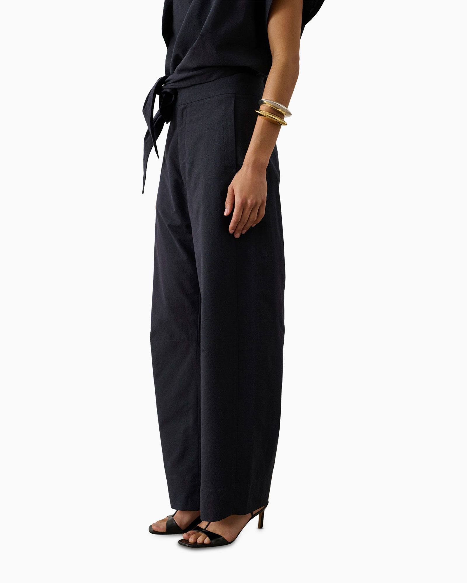 broek met wijd uitlopende pijpen, marineblauw, riemsluiting bij de taille, open teensandalen, gouden armbanden