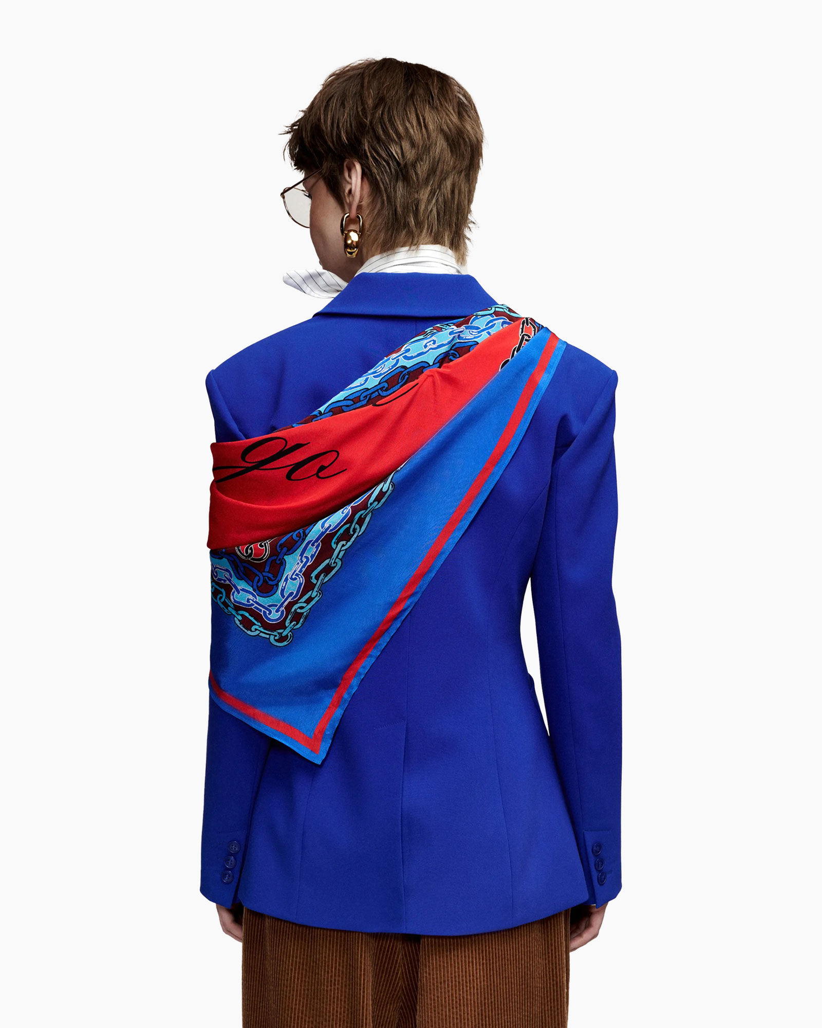 blazer, sjaal, bril, bruin broek, gedurfde kleur