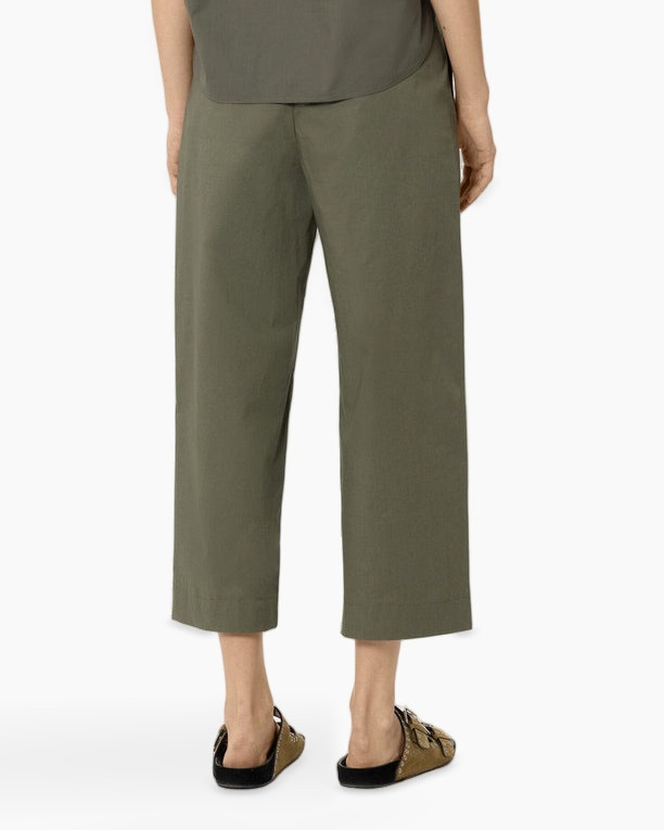 broek, olijfgroen, korte lengte, middelhoogte, vouw/plooi