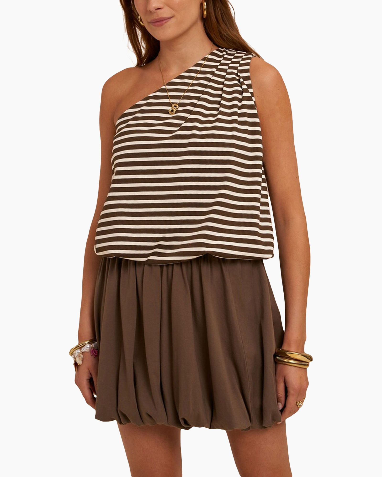 een-schoudertop, gestreepte top, bruine top, bubble rok, gouden sieraden