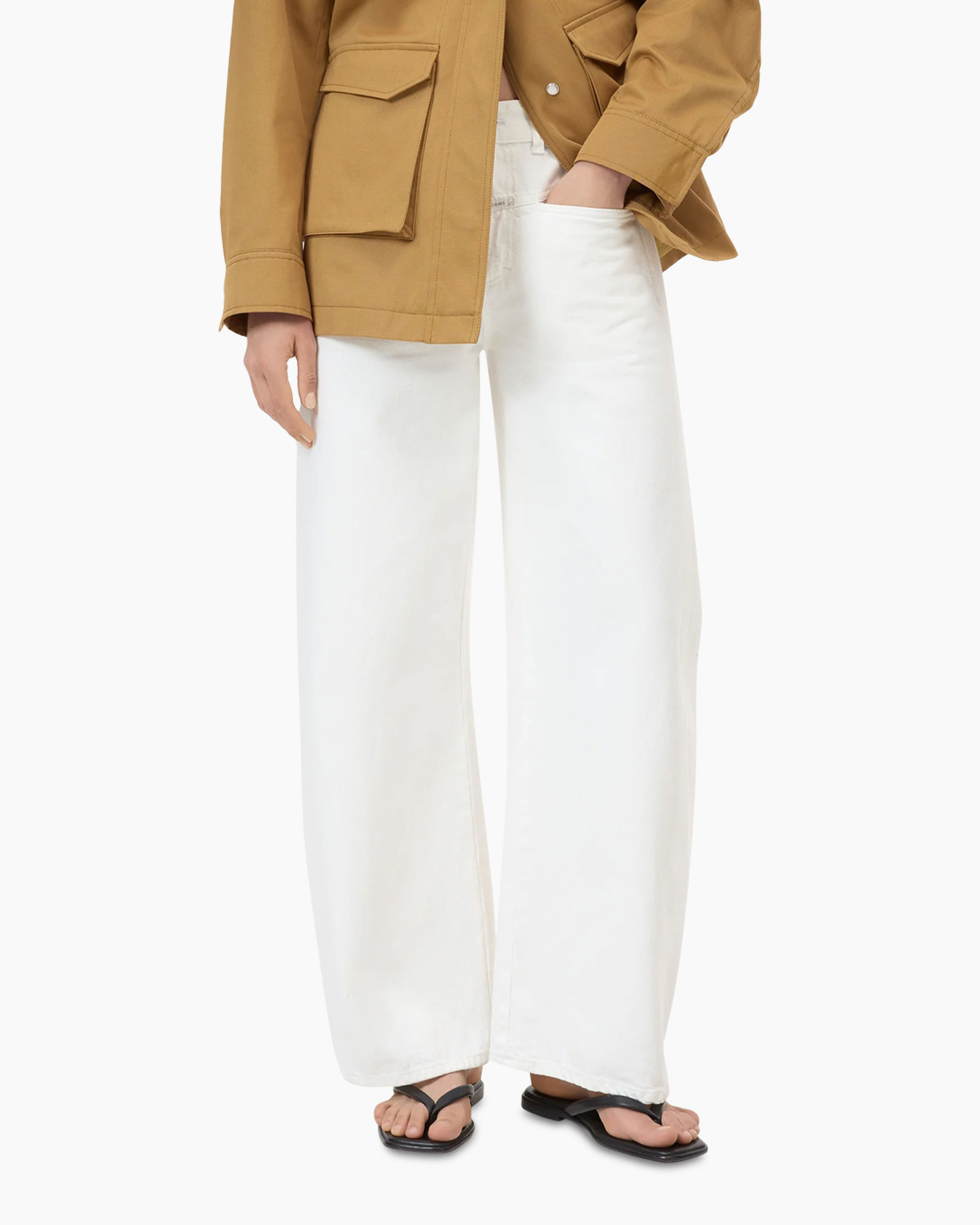 broek met wijde pijp, witte broek, groot model, casual outfit, slippers