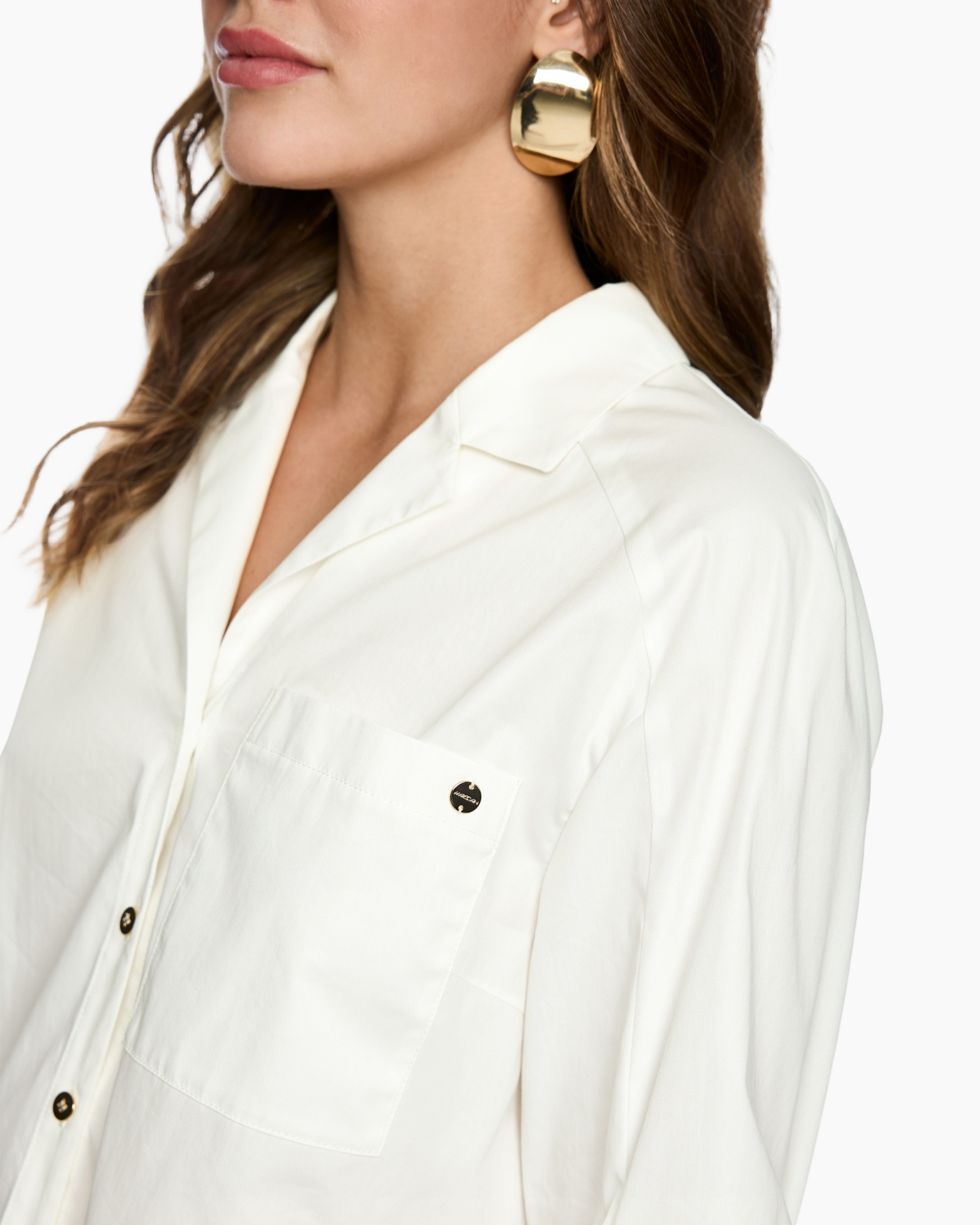 wit shirt, kraag blouse, zakje blouse, knoopjes blouse, gouden oorbellen