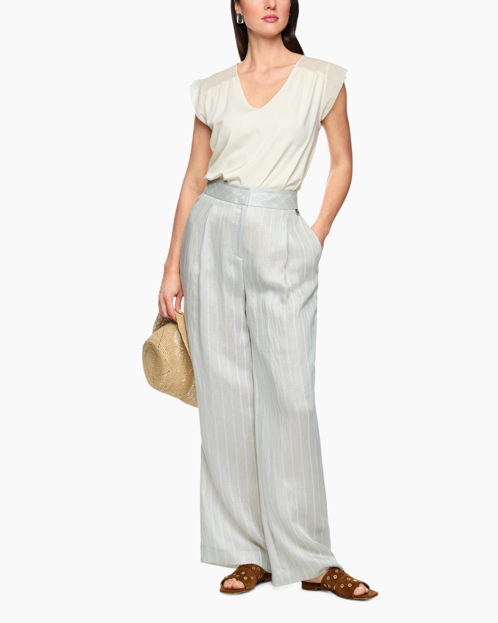 blouse, top, wijd pants, lijnbrede broek, strohoed, sandaal