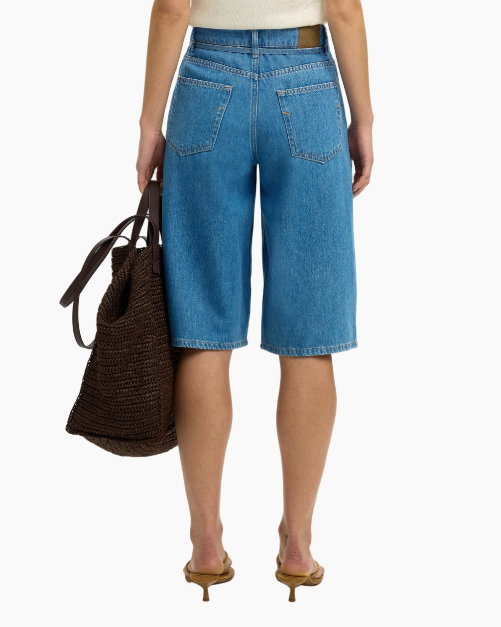 denim shorts, midden lang, blauw, riem, sandalen