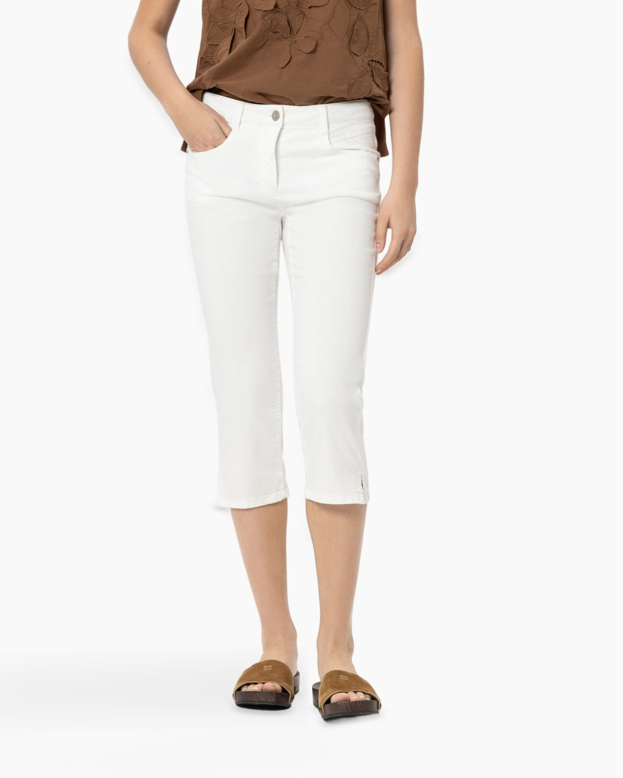 white jeans, capri pants, cropped length, slim fit, pocket detail