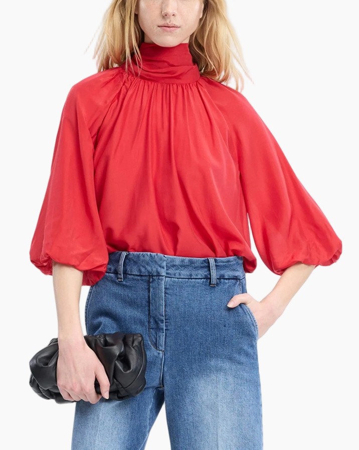 rode blouse, opstaande kraag, pofmouwen, gerimpelde halslijn