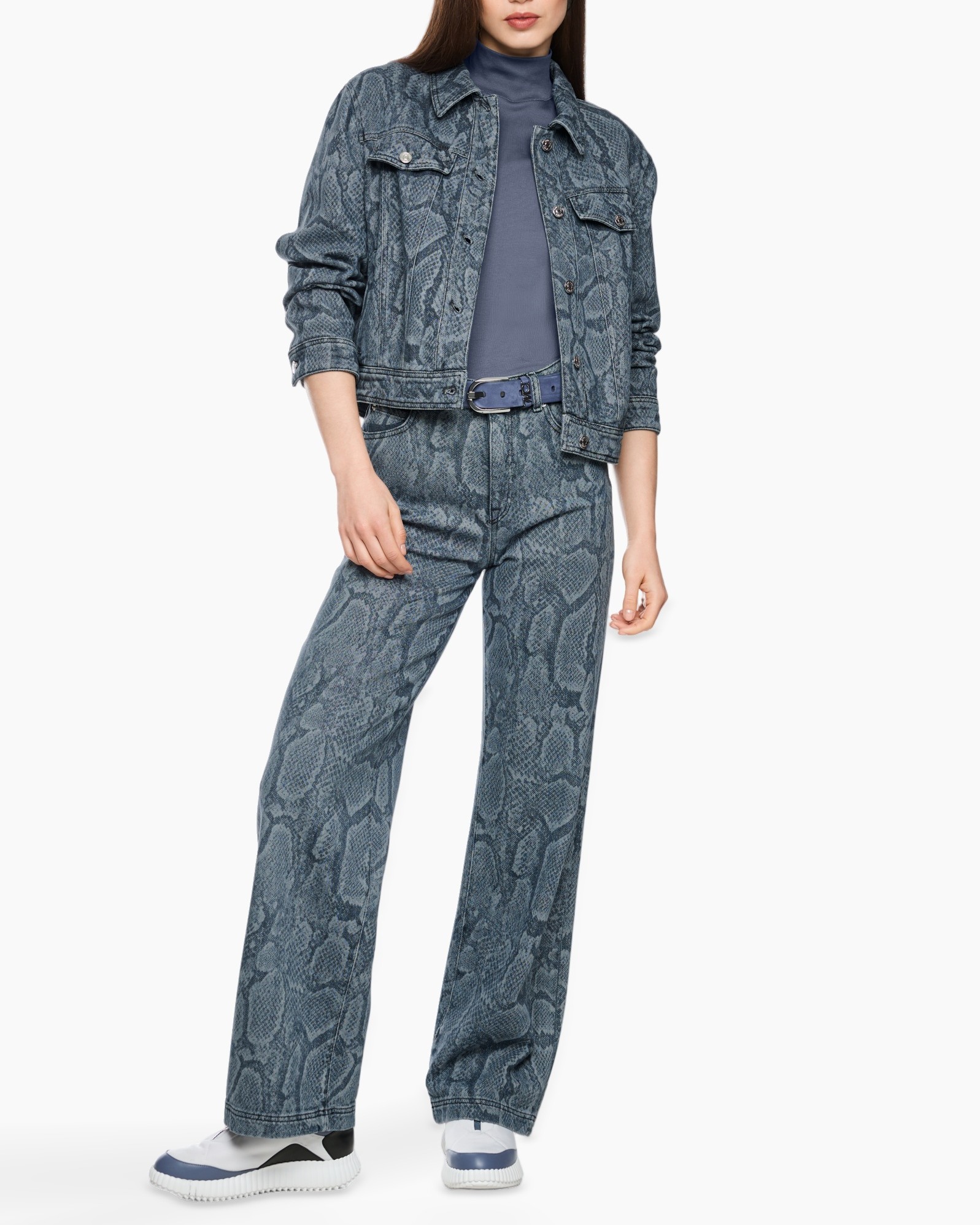 denim, slangenprint, jacket, wijdere broek, riem