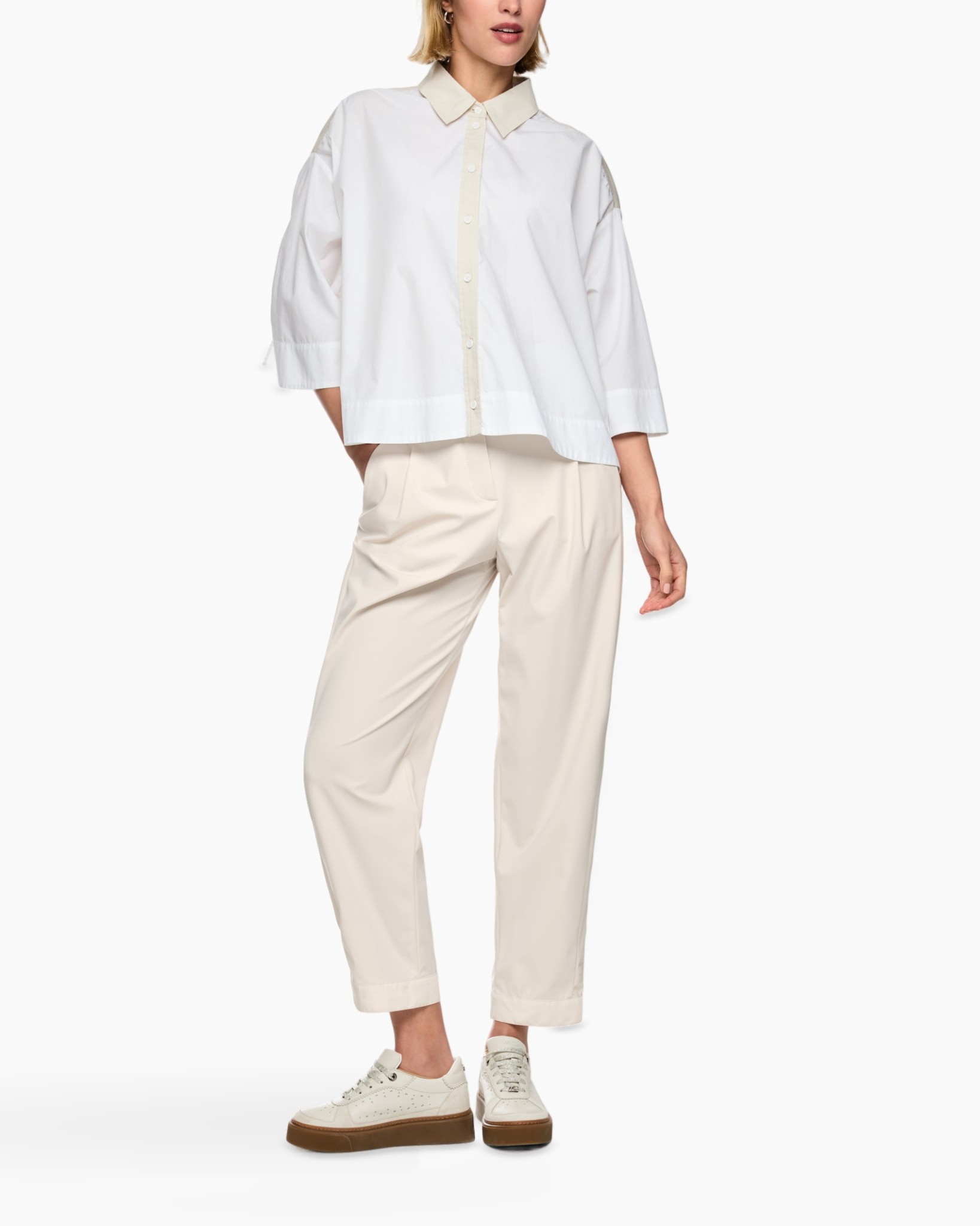 wit shirt, gekraagde blouse, 3/4 mouw, losse pasvorm, beige broek
