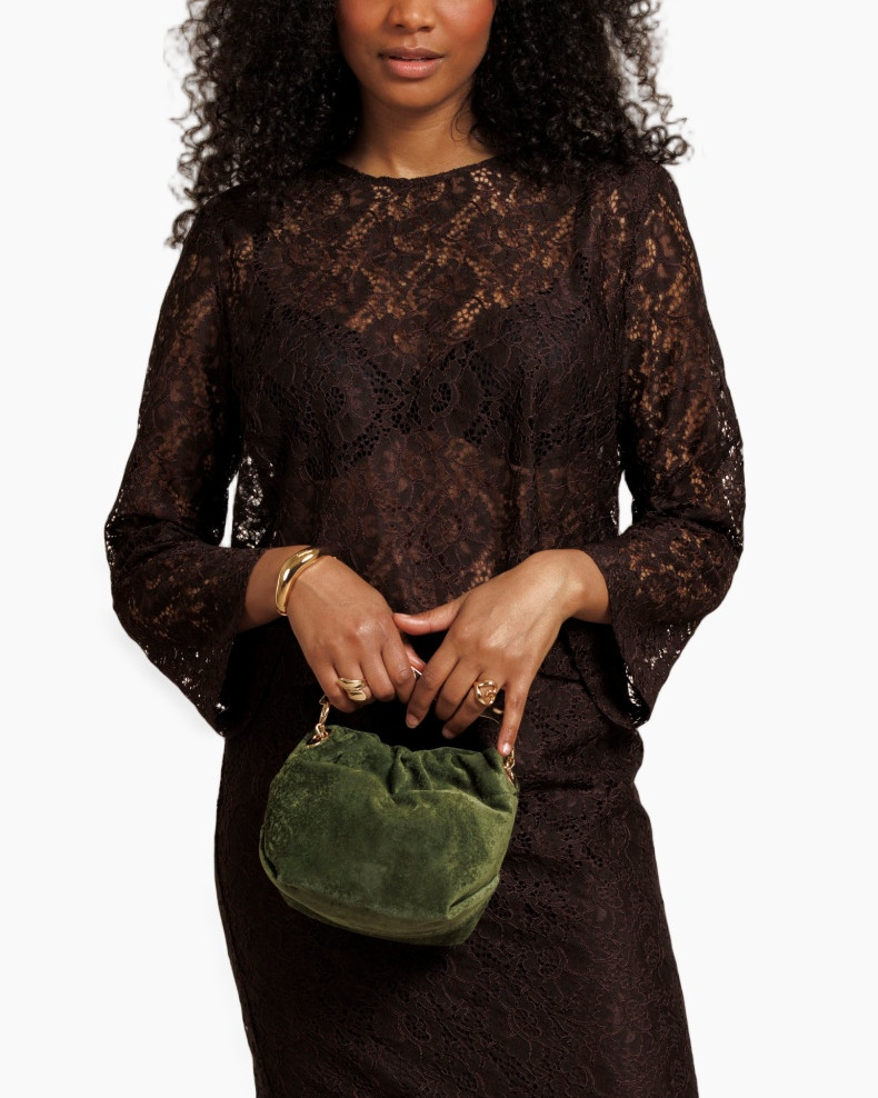 kantpatronen jurk, bruine jurk, lange mouwen, groene handtas, gouden sieraden