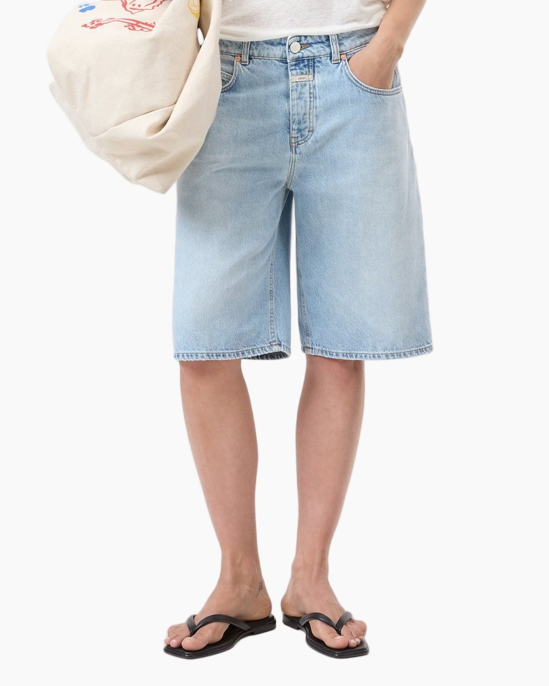 denim shorts, shorts, knee-length, light wash, flip flops