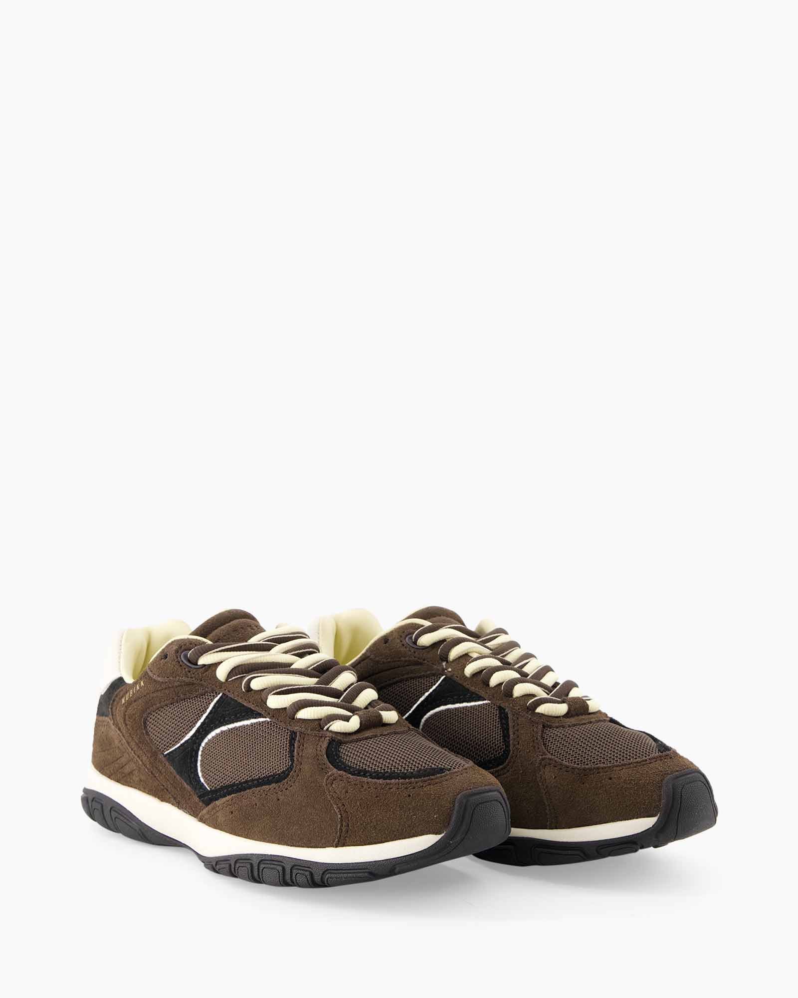 schoen,  sneaker,  bruin,  mesh,  sport ]}{}}** Wait need correct NL translations and no mistakes. Let's craft: en tags: sneaker, shoe, brown, mesh, suede? The image shows brown suede with black mesh panels. Maybe
