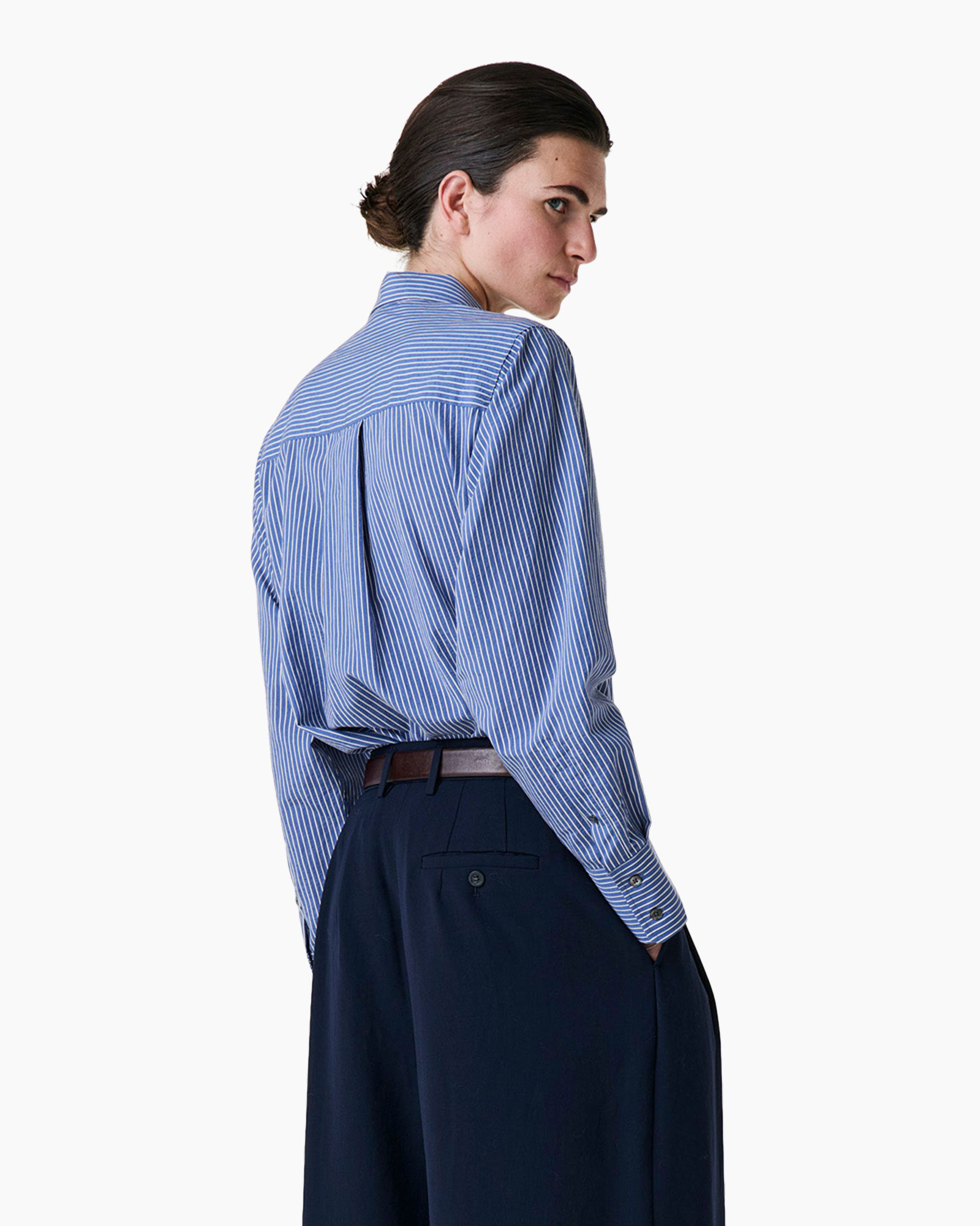 gestreept overhemd, blauw overhemd, kraagshirt, knopenhemd, riem