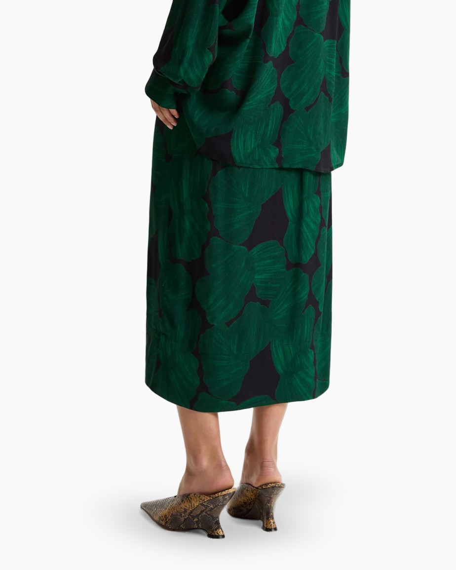 groene rok, bladprint, middenlengte, asymmetrische zoom, slangenhuid schoenen